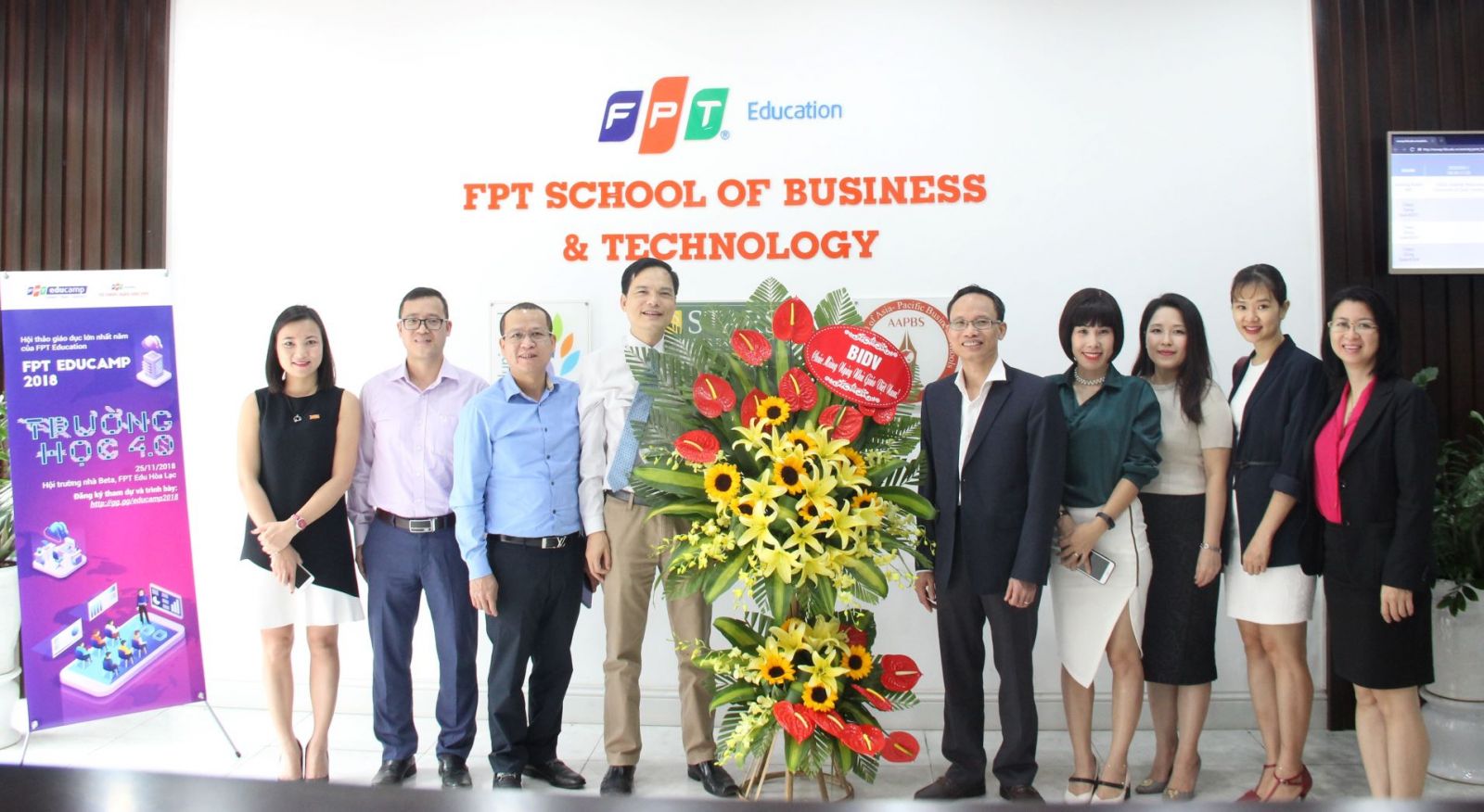 Lãnh đạo BIDV thăm và tặng hoa FSB nhân ngày 20.11