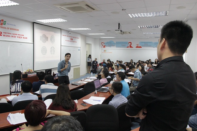 Học viên FSB học case-study của Harvard