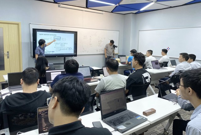 Nhiều cơ hội cho người vừa giỏi quản trị, vừa hiểu công nghệ khi doanh nghiệp “tăng tốc” với AI