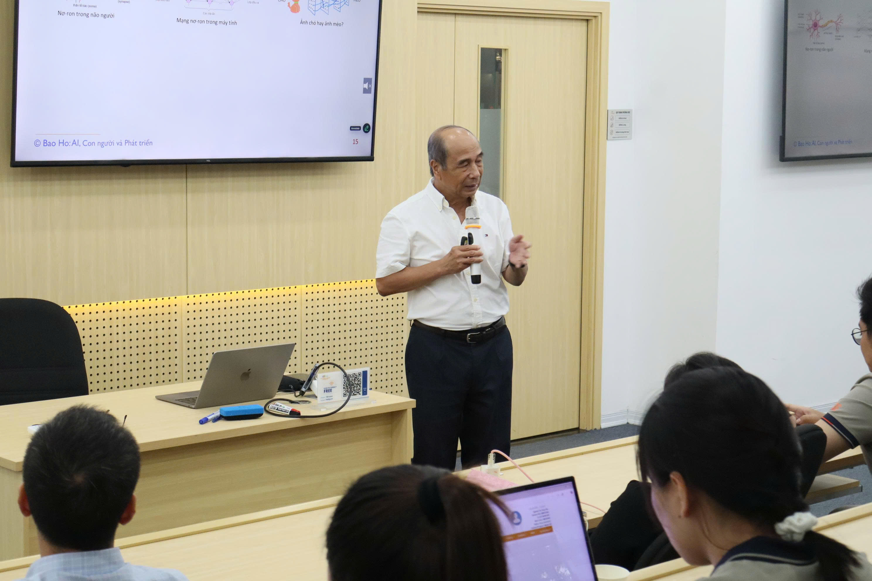 Hơn 500 nhà quản trị cùng Giáo sư Hồ Tú Bảo bàn về trí tuệ nhân tạo và con người