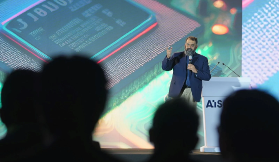 Sát cánh cùng người khổng lồ trong cuộc đua AI