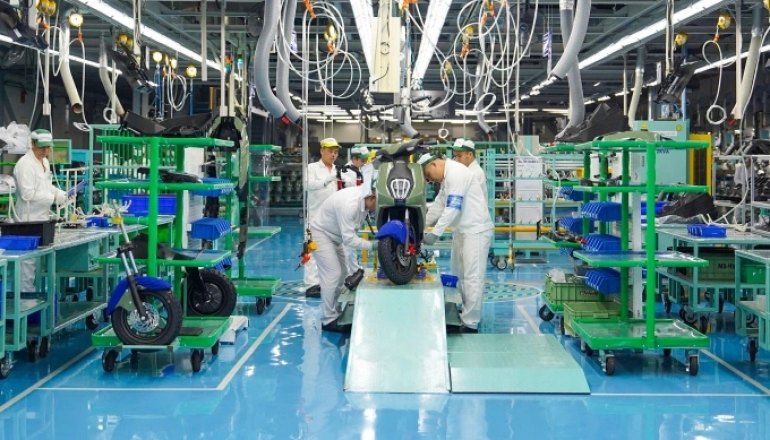 Foreign firms go on hiring spree