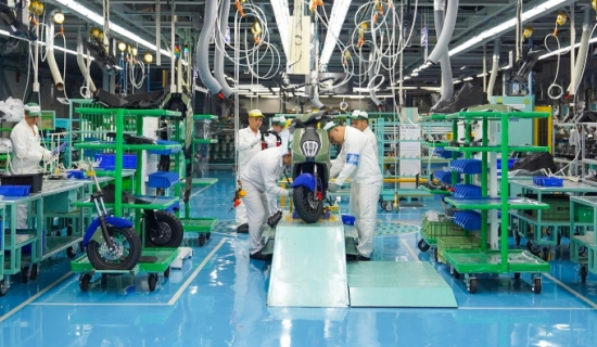 Foreign firms go on hiring spree