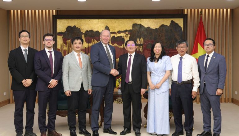Phó Thủ tướng Hồ Quốc Dũng ghi nhận vai trò tiên phong của FPT trong nghiên cứu, đào tạo công nghệ lượng tử và AI