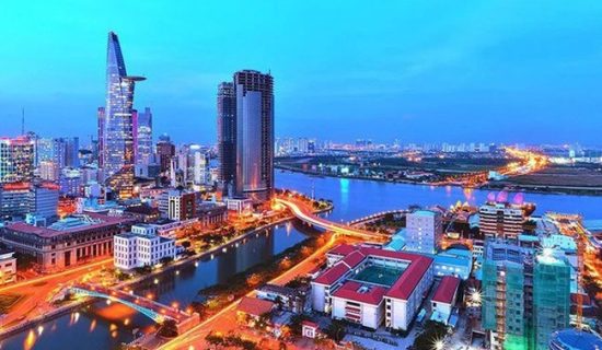 Chuyên gia dự báo kinh tế Việt Nam sẽ hồi phục tốt trong năm 2022 nhờ các chính sách hỗ trợ kinh tế và tỷ lệ tiêm vaccine cao