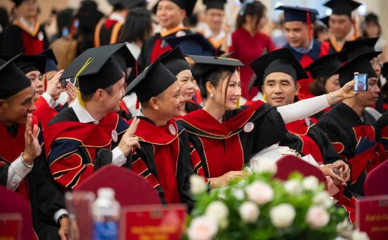 Ấn tượng lễ tốt nghiệp của Trường kinh doanh Top 2 Việt Nam