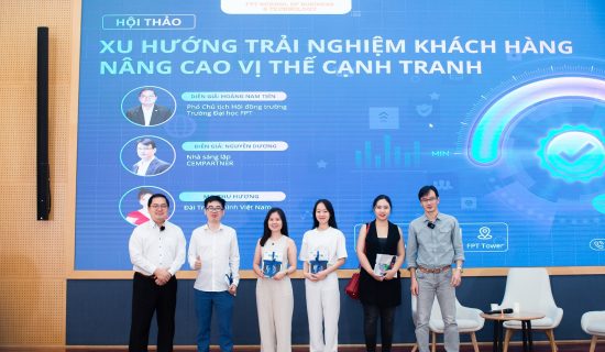 Hàng trăm người đội mưa lớn đến tham dự hội thảo “Xu hướng trải nghiệm khách hàng, nâng cao vị thế cạnh tranh”