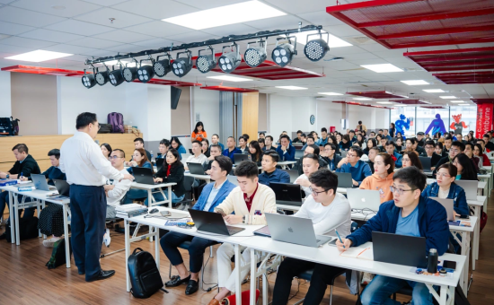 “Bình dân học vụ số” cho người dân trong kỷ nguyên AI