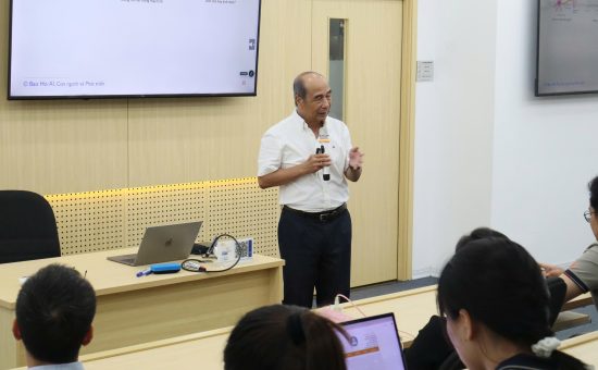 Over 500 Executives Join Professor Hồ Tú Bảo to Explore the Intersection of AI and Humanity